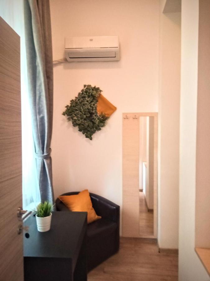 Central Guesthouse (Adults Only) Bucarest Exterior foto
